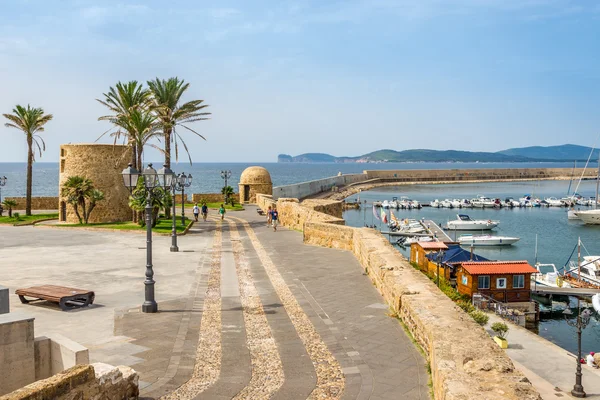 Torres de vigia nas muralhas da cidade em Alghero — Fotografia de Stock