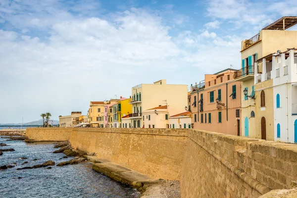 Muralla de la ciudad con casas de colores en Alghero — Foto de Stock