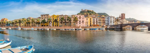 Panoramatický pohled na nábřeží Bosa na Sardinii — Stock fotografie