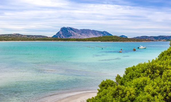 Plajlar zümrüt sahilinde San Teodoro Sardinya'deki / daki oteller — Stok fotoğraf