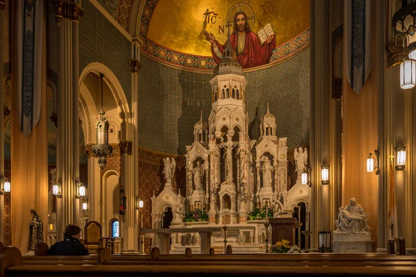 Altar in church Sts.Peter and Paul in San Francisco — Stock Photo, Image