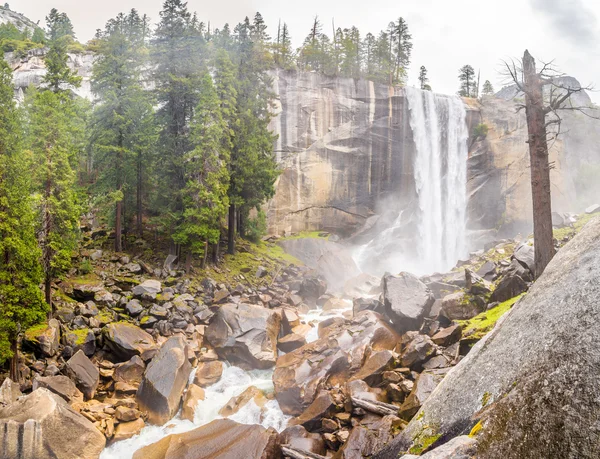 Vernal fall v Yosemitském národním parku — Stock fotografie