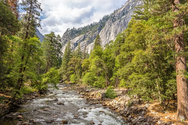 Merced river i Yosemite National Park — Stockfoto