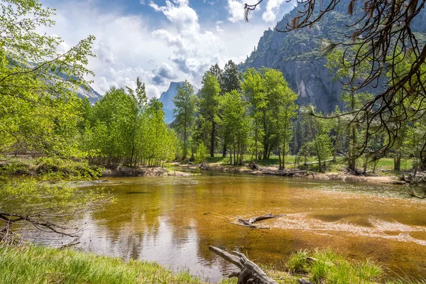 Merced River dans la vallée de Yosemite — Photo