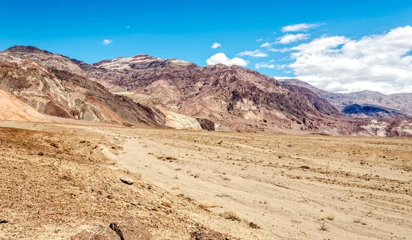 Vista en las montañas con pico de pirámide — Foto de Stock