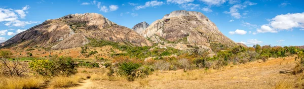 Vue panoramique sur les Rochers dans le parc Anja — Photo