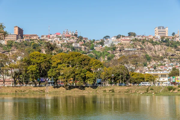 Vista en el Antananarivo desde el lago Anosy — Foto de Stock