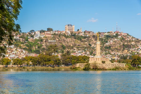 Vista en el Antananarivo desde el lago Anosy — Foto de Stock