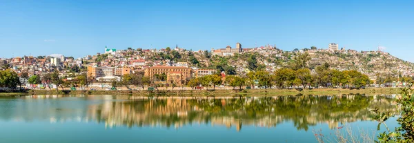 Widok na panoramę w Antananarivo z jeziora Anosy — Zdjęcie stockowe