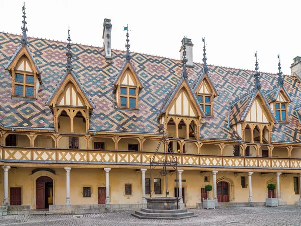 Polychrome roof of the Hospices de Beaune. — Stock Photo, Image