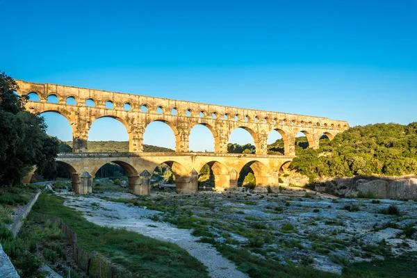 Vista de la mañana en el antiguo acueducto Pont du Gard — Foto de Stock