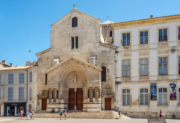 Vista a la iglesia de San Trofeo de Arles — Foto de Stock