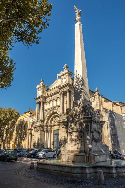 Fonte com Madeleine igreja de Aix-en-Provence — Fotografia de Stock