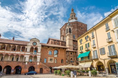 Piazza della Vittoria Pavia Katedrali'nin de görüntülemek