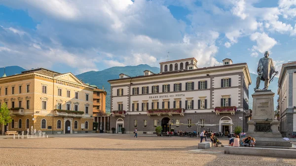 Sondrios hjerte er det sentrale Garibaldi-torget . – stockfoto