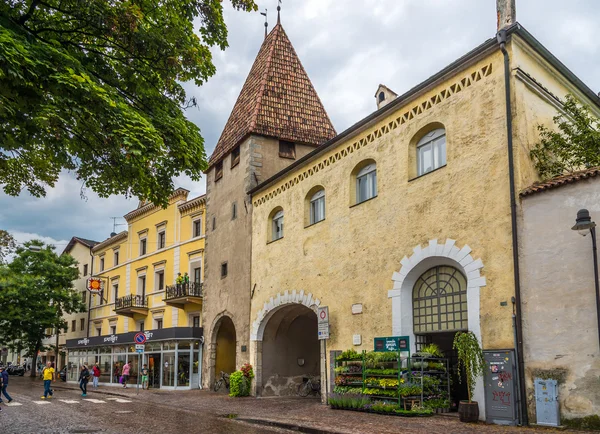 Puerta Kreuztor - Entrada al casco antiguo de Bressanone . — Foto de Stock