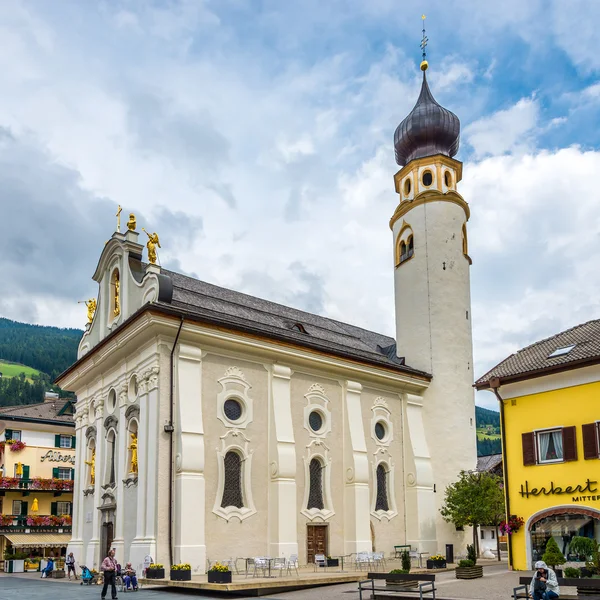 Widok na kościół San Michele w San Candido — Zdjęcie stockowe