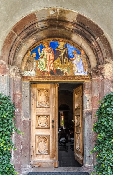 Entrée de peinture de l'église San Michele à San Candido — Photo