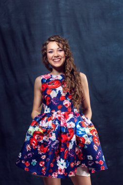 Genç güzel kız makyaj renk elbise ile yazdırma Studio studio gülümseyerek poz