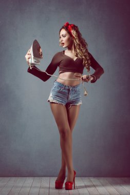 PIN ile denim kırmızı bir grupta ile makyaj sarışın genç güzel seksi kız kırmızı ayakkabılar ince bacakları demir ile ev hanımı şort