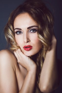 Kırmızı dudaklar ile güzel bir genç seksi sarışın portresi açık ağız diş, şehvetli, günaha, baştan çıkarma