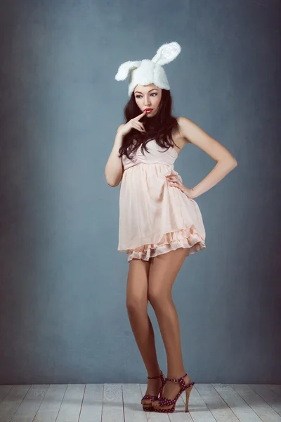 Schöne sexy Frau mit langen seidigen Haaren posiert, Mädchen in das Bild des Kaninchens in rosa Kleid bad bunny sly sexy Look Playboy für Männer — Stockfoto