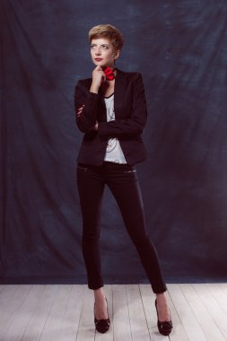 Başarı düşünceli göz gülümsemek papyon ile takım elbiseli kadın güzel seksi kız ayakkabı