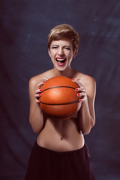 Portrait de fille sexy avec ballon de basket-ball orange baisers corps nu — Photo