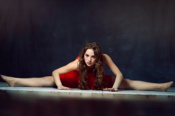 Jeune belle et charmante fille en rouge danse avec une silhouette mince danseuse de corps en plastique avec gymnaste cheveux effectue — Photo