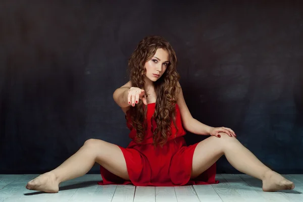 Giovane bella e affascinante ragazza in rosso sta ballando con una figura snella ballerina corpo di plastica con ginnasta capelli esegue — Foto Stock