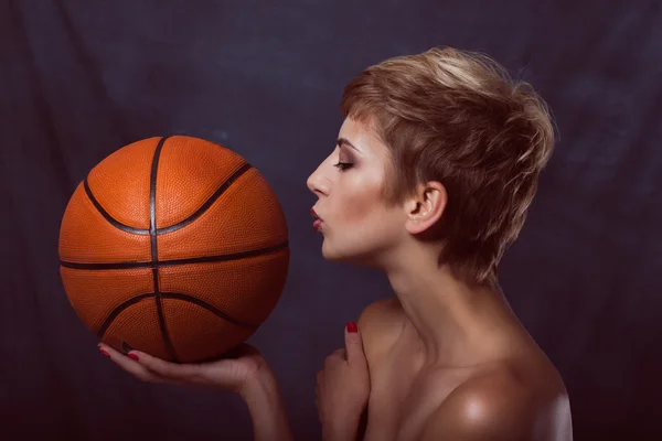 Fekvő szexi lány kosárlabda narancssárga csupasz test, rózsaszín bugyi szereti kosárlabda — Stock Fotó