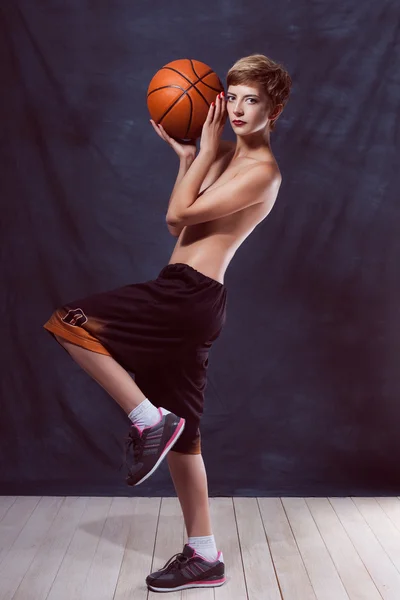 Retrato de menina sexy com basquete laranja corpo nu em calcinha rosa adora basquete — Fotografia de Stock