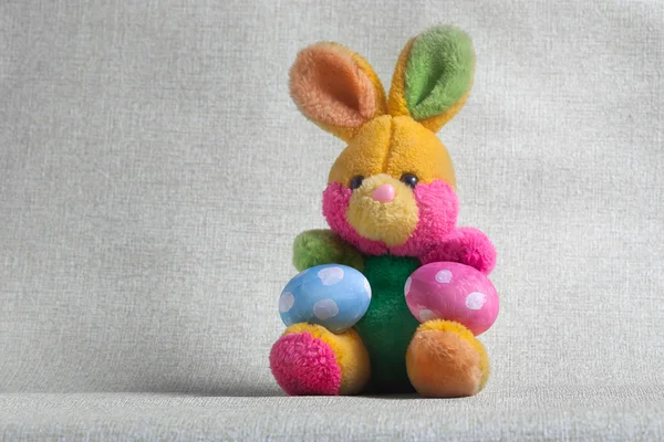 Paskalya tavşanı iki mavi ve pembe Paskalya, yumurta, oyuncak tavşan yumurta, — Stok fotoğraf