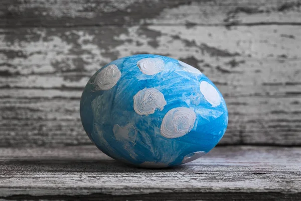 Huevo azul en guisantes blancos sobre un huevo de mesa de madera Pascua —  Fotos de Stock