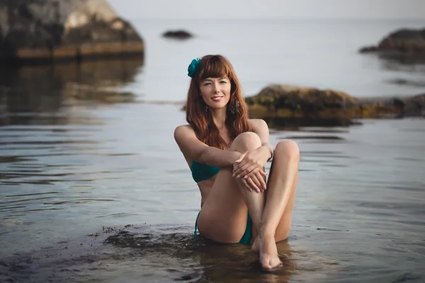 Schöne sexy Frau im Badeanzug auf dem Meer — Stockfoto