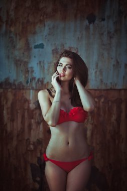 pembe elbiseli genç güzel kız elinde şapka ile