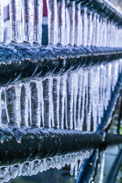 Buzlu ve fırtınalı gün