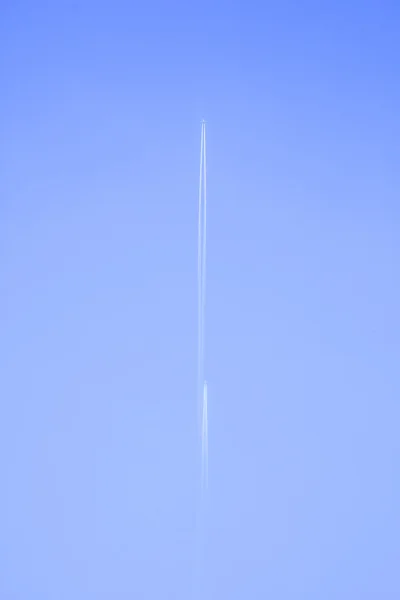 mavi gökyüzünde uçak