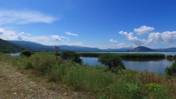 Offroad letu směrem k jezeru — Stock video