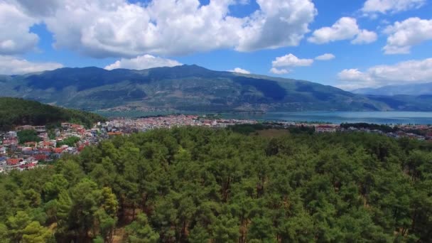 Verticaal lift en langzaam lijkt de stad Ioannina — Stockvideo