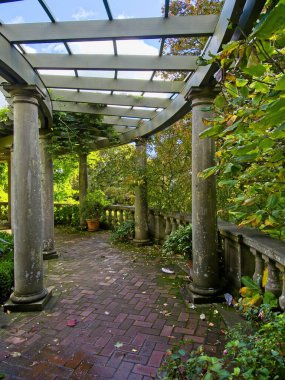 Victoria BC, Vancouver Adası 'ndaki Hatley parkının halka açık alanları. Sonbahar yeşiliyle eski İtalyan tarzı galeri
