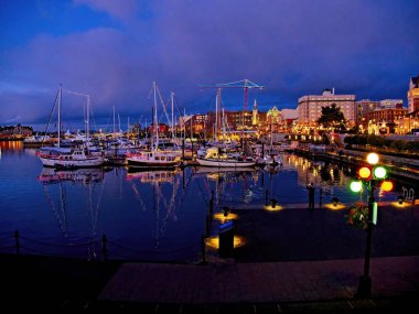 Victoria BC 'deki İç Liman, Vancouver Adası, Kanada, Noel zamanı festival ışıklarıyla süslenmiş.