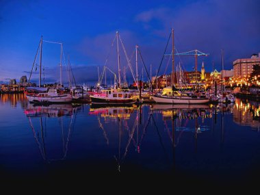 Victoria BC 'deki İç Liman, Vancouver Adası, Kanada, Noel zamanı festival ışıklarıyla süslenmiş.