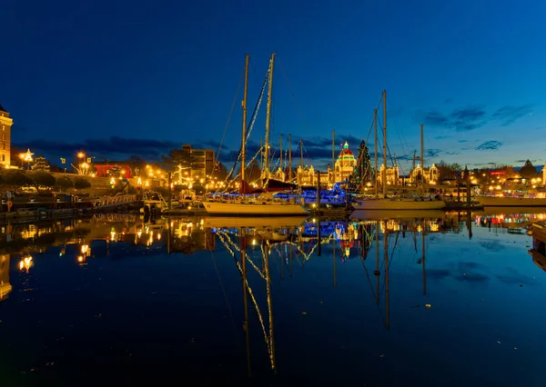 加拿大温哥华岛维多利亚不列颠哥伦比亚省的内港 圣诞期间点缀着节日彩灯 — 图库照片