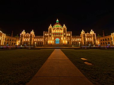 Victoria BC 'deki İç Liman, Vancouver Adası, Kanada, Noel zamanı festival ışıklarıyla süslenmiş.