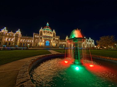 Victoria BC 'deki İç Liman, Vancouver Adası, Kanada, Noel zamanı festival ışıklarıyla süslenmiş.