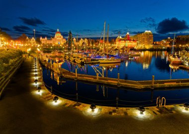 Victoria BC 'deki İç Liman, Vancouver Adası, Kanada, Noel zamanı festival ışıklarıyla süslenmiş.
