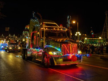 VICTORIA BC, CANADA - 2 Aralık 2017: Kamyon Işığı Geçidi, Ada Ekipmanları Derneği tarafından düzenlenen yıllık Noel kutlaması. Victoria şehir merkezinde Noel ışıkları ile süslenmiş çeşitli kamyonlar.