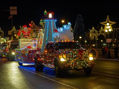 VICTORIA BC, CANADA - 2 Aralık 2017: Kamyon Işığı Geçidi, Ada Ekipmanları Derneği tarafından düzenlenen yıllık Noel kutlaması. Şehir merkezinde Noel ışıkları ile süslenmiş kamyonlar.
