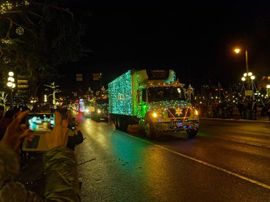 VICTORIA BC, CANADA - 2 Aralık 2017: Kamyon Işığı Geçidi, Ada Ekipmanları Derneği tarafından düzenlenen yıllık Noel kutlaması. Şehir merkezinde Noel ışıkları ile süslenmiş kamyonlar.